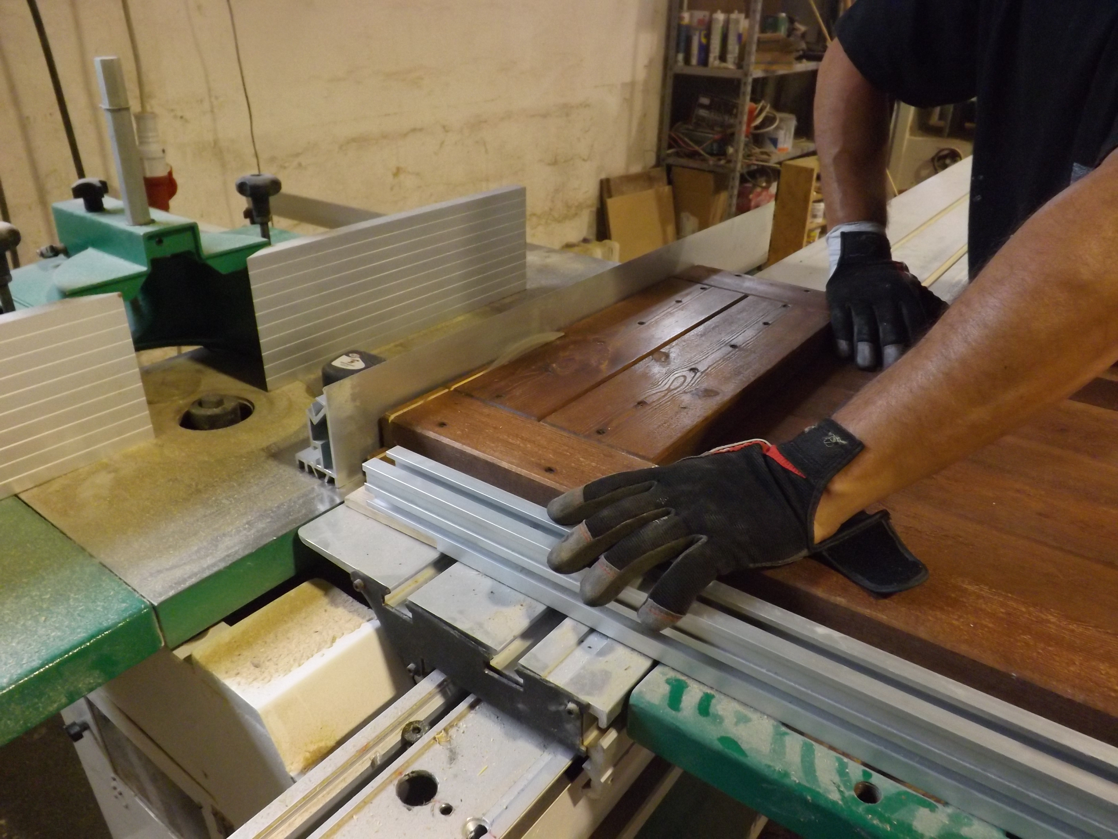 rifilatura battuta inferiore anta prima della sverniciatura rifilatura battuta inferiore anta prima della sverniciatura