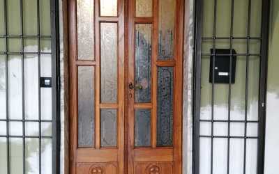 Riverniciatura portoncino in Rovere