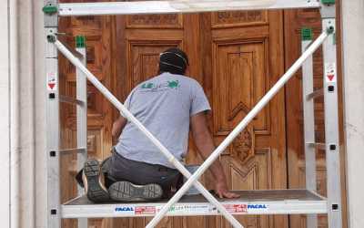 Riverniciatura portone in legno  di una chiesa