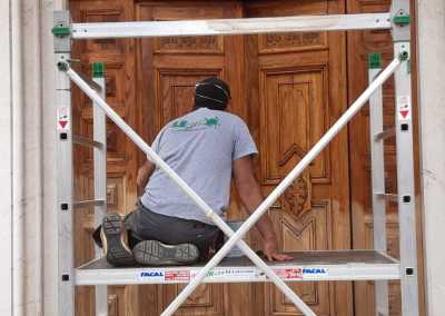 Riverniciatura portone in legno  di una chiesa